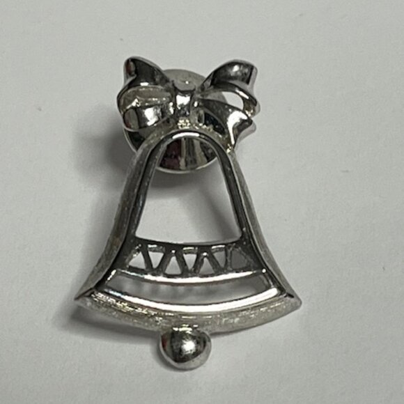 VTG AVON Christmas Bell Silver-Tone Lapel Vest Hat Backpack Pin 1981 - Picture 8 of 12